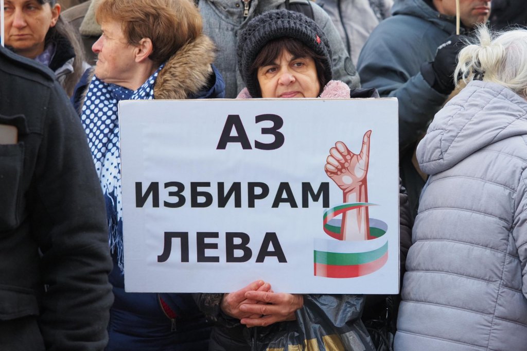 Палежи, арести и ранени полицаи на протест на "Възраждане" срещу еврото (снимки и видео)