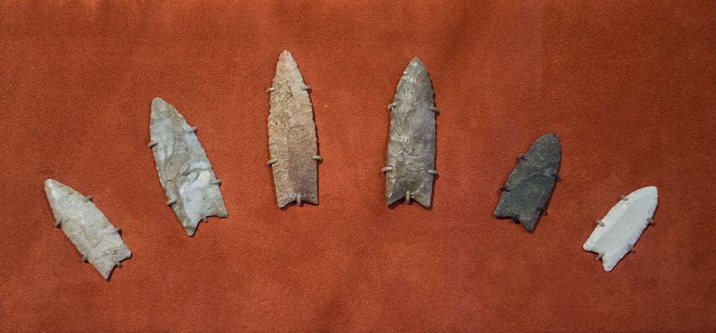 Clovis_spearpoints_-_Cleveland_Museum_of_Natural_History