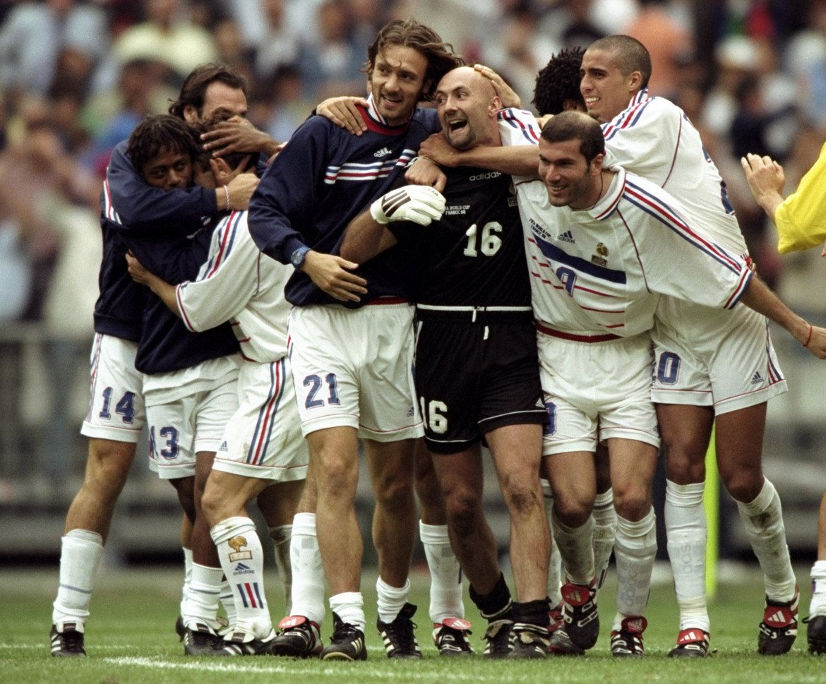 Част от френските герои преди 20 години, спечелили първата световна титла в историята на Франция