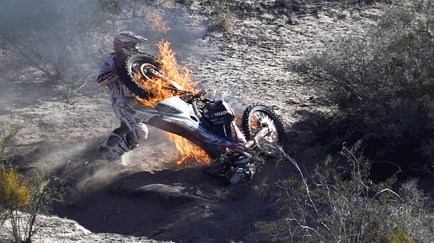 Може ли мотоциклетът да се запали преди да падне на земята?