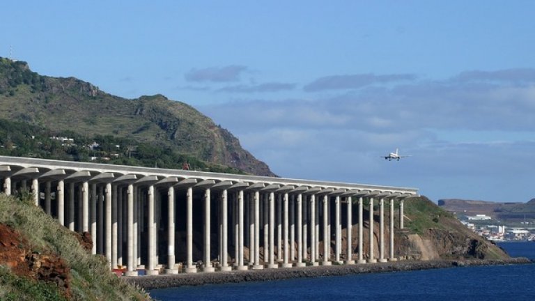 9. Летище Мадейра, Португалия

Пистата на това летище е положена на бетонени колони.