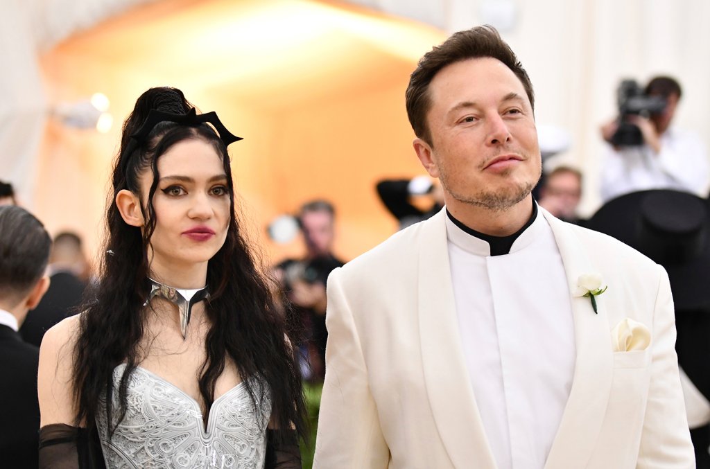 Grimes и Илон Мъск 
Музикантката и милиардерът направиха дебюта си на червения килим на Met Gala през май. 