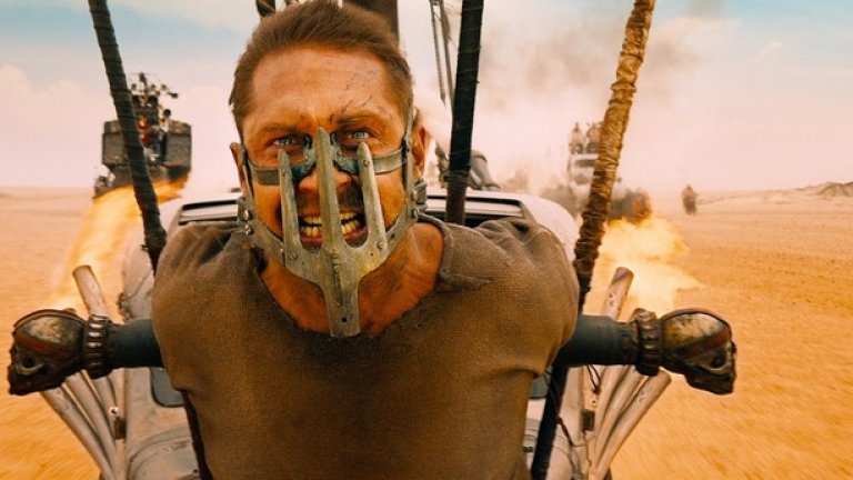 През пясъчната буря - "Лудият Макс: Пътят на яростта (Mad Max: Fury Road, 2015)
"Лудият Макс: Пътят на яростта" най-вероятно вече е високо оценен от любителите на екшъна. Сцената с автомобилите, които карат направо към пясъчната буря потвърждава високото качество на този екшън. А когато се озовават в средата на бурята, зрителите знаят: за да бъде заснето това, не са пестени средства, актьори и идеи. Следват битки, огън, гонитба, екшън и пак екшън...