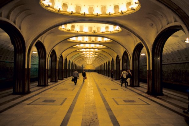 Друга известна метростанция е "Маяковская". Тя е открита през септември 1938. 