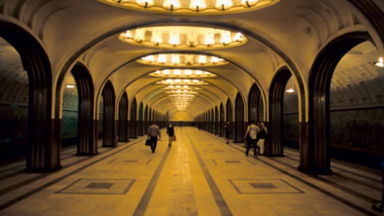 Друга известна метростанция е "Маяковская". Тя е открита през септември 1938. 