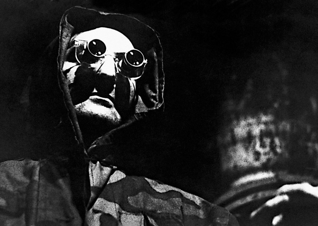 La Jetée

Филмът се появява на екран за първи път на 16 февруари 1962 година. Научната фантастика, създадена от Крис Маркър, е изградена почти напълно от статични изображения. Тя разказва за експеримент с пътуване във времето от пер