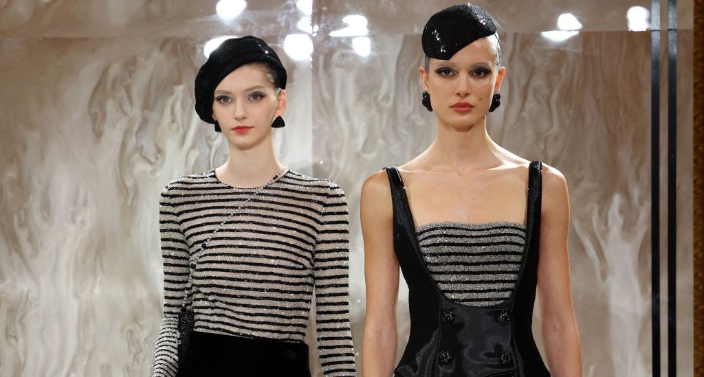 Неостаряващите класики

Колкото и нови предложения да ни поднасят колекциите на различните модни къщи, има някои евъргрийни, които и през новия сезон ще продължат да са актуални. Тук влизат класическите жилетки, изчистените пуловери с поло яка, дънките с права кройка, вълненото палто с ревери. Те са гаранция, че винаги ще изглеждате добре и елегантно независимо от сменящите се естетики.