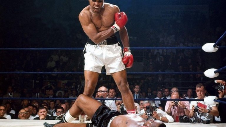25 май 1965 г. Мохамед Али крещи над безпомощния Сони Листън, когото е нокаутирал в първи рунд на реванша им за световната титла. 