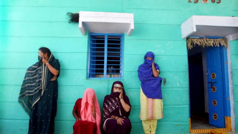 Бивши проститутки помагат на младите момичета в Индия