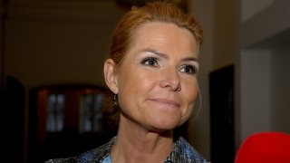 Решението на Ингер Стойберг да разделя пристигащи двойки бежанци я вкара в проблем