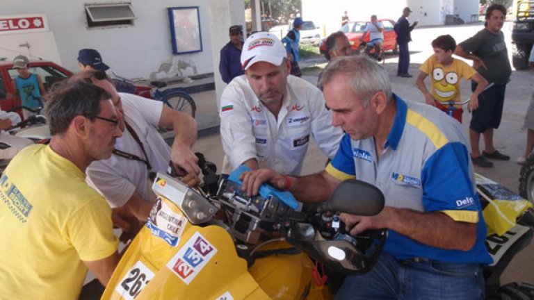 Петър Ценков (в средата) и Антоан Морел, собственикът на MD Rallye обсъждат техническите проблеми в машината на българина преди старта на състезанието