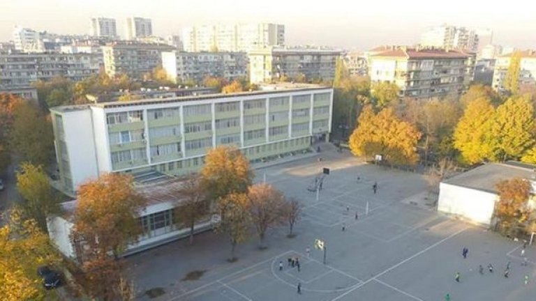 Родители, учители и ученици излязоха на протест в двора на 51 СОУ в подкрепа на директора Асен Александров.
