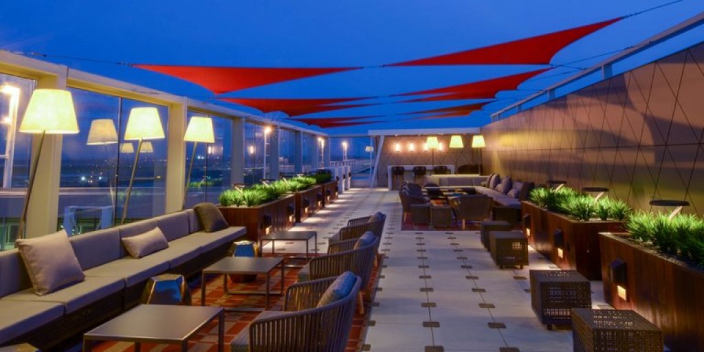 Delta Sky Club Skydeck JFK - салон като приятен нюйоркски бар, от където може да се наблюдават излитащите самолети