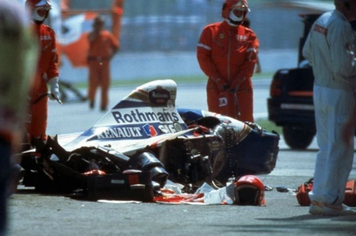 4. “Болидът на смъртта”. На 1 май 1994 г. Айртон Сена загива в тежката катастрофа на пистата "Имола", а това е един от най-черните моменти не само във Формула 1, но и за света на спорта. На седмата обиколка от надпреварата при влизането в бързия завой „Тамбурело” болидът на Сена без видима причина напуска пистата и се насочва директно към насрещните бетонни ограждения с 250 км/ч. След удара колата се разбива в стената. Камерите показват Сена, който седи в кокпита и помръдва главата си, давайки признаци на живот. Това обаче е последното движение на пилота. Парче от окачването на болида пробива черепа му.