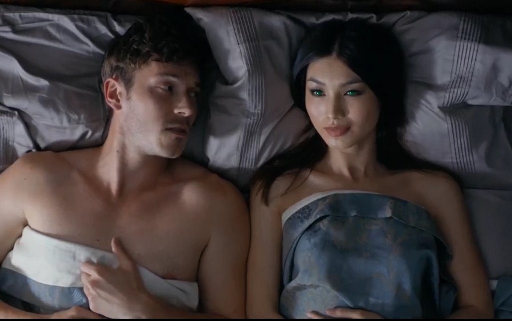 \"Humans\"
Действието в сериала се развива в паралелна версия на настоящето, в която последната джаджа, която всички искат да имат, е Synth – високо технологичен робот слуга, който толкова много прилича на истински човек, че променя начина, по който