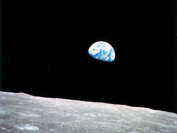 През декември 1968 година Аполо 8 за първи път напуска орбитата на Земята, обикаля около Луната и се завръща успешно. Това е първата стъпка към изпращането на човек на Луната, което по-късно Нийл Армстронг прави с Аполо 11. 
 Екипажът на Аполо 8 обаче за първи път вижда нашата планета. Това е една от първите й снимки от орбита