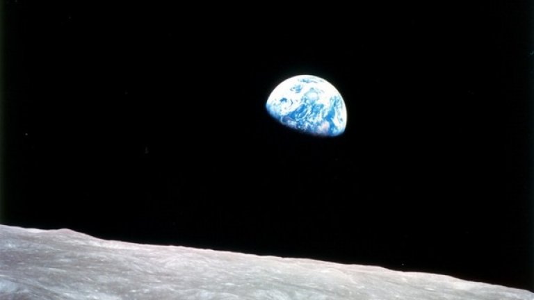 През декември 1968 година Аполо 8 за първи път напуска орбитата на Земята, обикаля около Луната и се завръща успешно. Това е първата стъпка към изпращането на човек на Луната, което по-късно Нийл Армстронг прави с Аполо 11. 
 Екипажът на Аполо 8 обаче за първи път вижда нашата планета. Това е една от първите й снимки от орбита