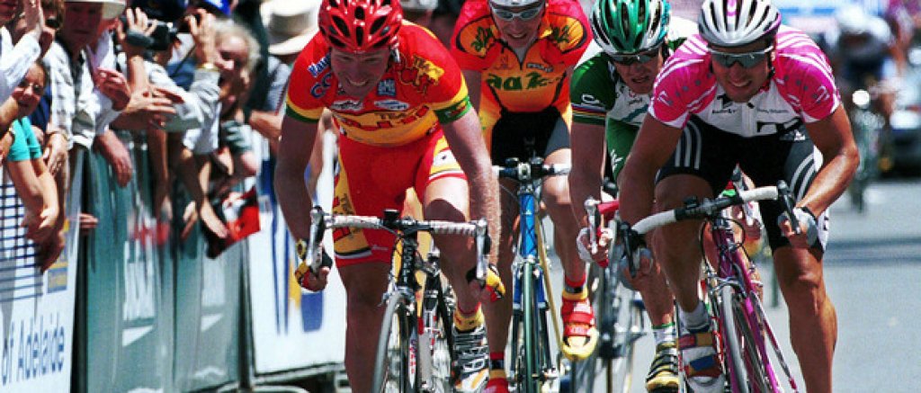 11 През 2001 година проблемите са най-различни. Първо Паскал Ерве  е хванат с ЕПО. После Меркатоне Уно дава позитивна проба. След тези инциденти, полицията започва да обискира стаите на всеки един колоездач на всички 20 отбора в Джирото и намира всякакъв вид допинг.
