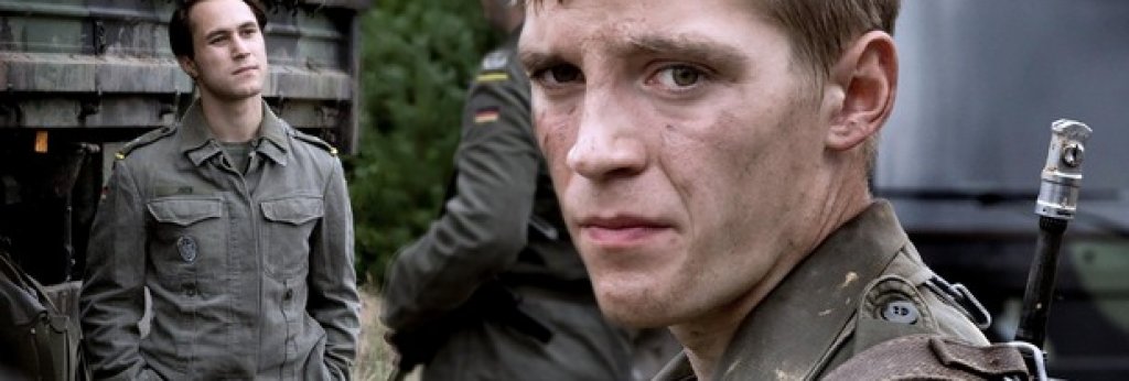 Deutschland 83 / "Германия 83"
Историята на Мартин Раух от "Германия 83" почива на действителен случай - светът е на ръба на ядрена война поради безумието на редица кадри на тайните служби, организирани на принципа на преувеличаването на собствената си значимост за сметка на фактите. В сериала има много реализъм, зад който наднича скрита ирония, безумни образи, съмнения в здравия разум на фона на крайните години на Студената война.