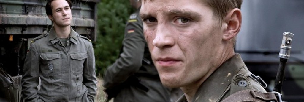 Deutschland 83/ Deutschland 86
Светът е на ръба на ядрен сблъсък. Службите са превзели живота на хората в Източния блок. Америка и Русия се надпреварват във въоръжаването и се дебнат кой ще удари първи. А в Източна Германия искат да вкарат колкото се може повече шпиони отвъд Берлинската стена. Историята тук се съсредоточава върху Мартин Раух - младеж, който е вербуван от Щази да проникне в Западна Германия. Той е внедрен при високопоставен натовски генерал във военна база край Бон, а пред очите му е сблъсъкът между двете реалности на доскоро една и съща държава. Вторият сезон скача три години напред като там се разраства и мащабът на самите действия, засягащ вече дори Африка. С наистина страхотен саундтрак и издържан визуално по един великолепен начин, Deutschland 83/86 е удоволствие за гледане. 