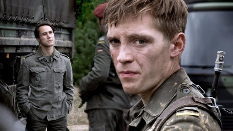 Deutschland 83 / "Германия 83"
Историята на Мартин Раух от "Германия 83" почива на действителен случай - светът е на ръба на ядрена война поради безумието на редица кадри на тайните служби, организирани на принципа на преувеличаването на собствената си значимост за сметка на фактите. В сериала има много реализъм, зад който наднича скрита ирония, безумни образи, съмнения в здравия разум на фона на крайните години на Студената война.