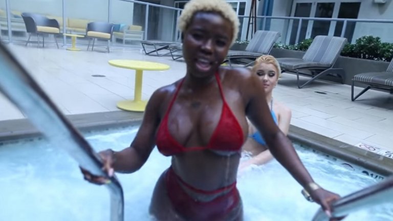 Жени по бански в джакузи пеят с гласа на Майк Тайсън