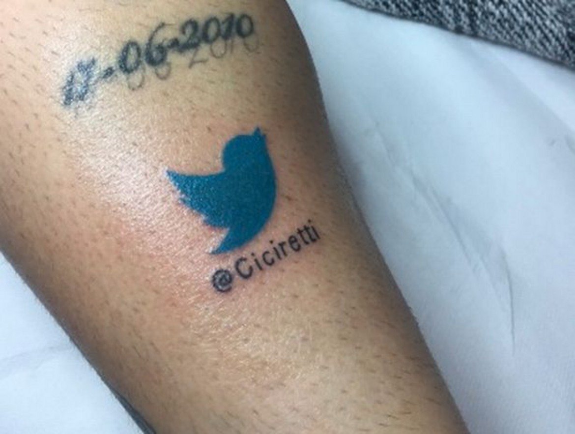 Бившият младежки национал на Италия Амато Чичерети, сега в Парма, си е татуирал Twitter-а си.