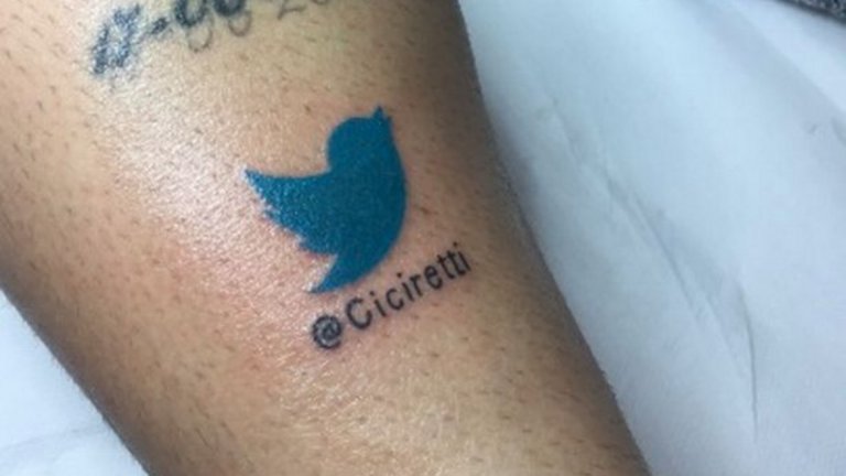 Бившият младежки национал на Италия Амато Чичерети, сега в Парма, си е татуирал Twitter-а си.