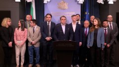 Това е шести вот срещу кабинета и идва на фона на протестите в страната