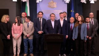 Това е шести вот срещу кабинета и идва на фона на протестите в страната