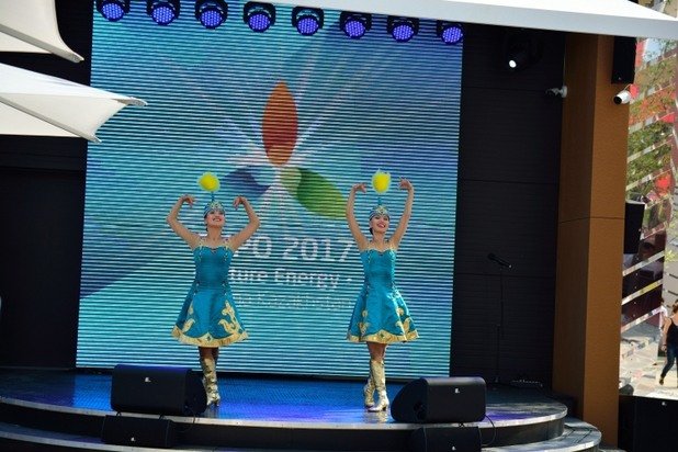 Много активно е представен и Казахстан, който предлага музикален спектакъл. Експо-то през 2017 г. ще бъде в Астана на тема „Енергетика".