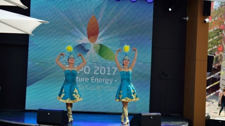 Много активно е представен и Казахстан, който предлага музикален спектакъл. Експо-то през 2017 г. ще бъде в Астана на тема „Енергетика".