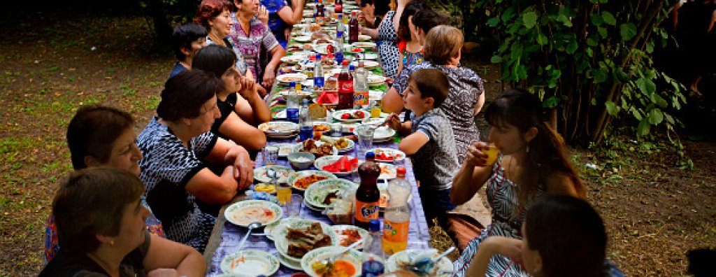 20. Отрупвате трапезата – проучване на научното списание Obesity показва, че 35% от хората, хранещи се от отрупани трапези, се хранят и след като приключат с порцията си. Пробвайте да държите храната в кухнята и да сервирате на порции. Така когато приключ