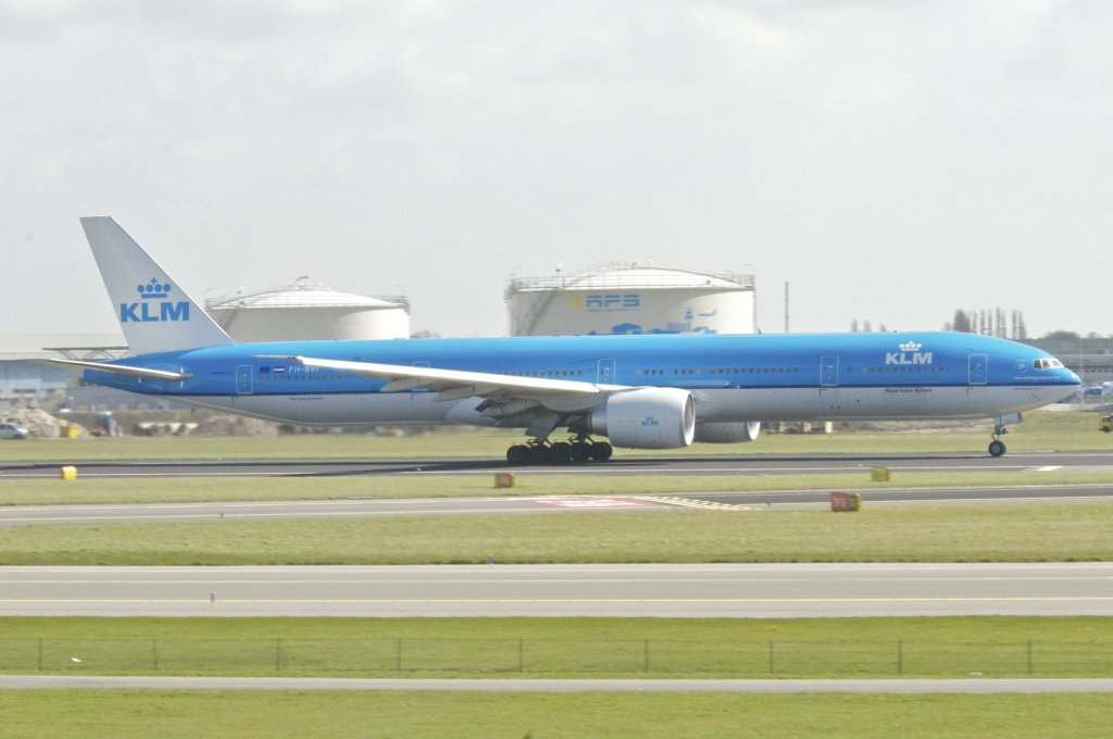 KLM_Boeing_777-300ER;_PH-BVI@AMS;15.04.2013_705gi_(8680628444)