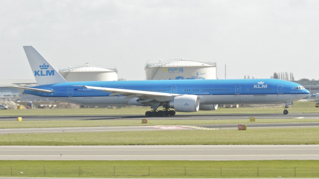 KLM_Boeing_777-300ER;_PH-BVI@AMS;15.04.2013_705gi_(8680628444)