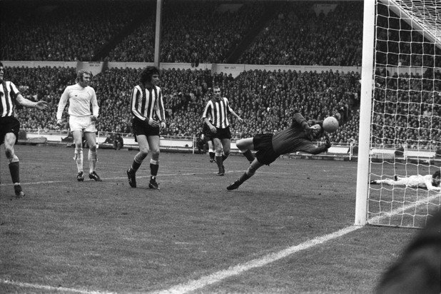 Един от най-известните мигове в историята на ФА Къп - Джон Монтгомъри прави невероятно спасяване срещу Лийдс през 1973 г.
