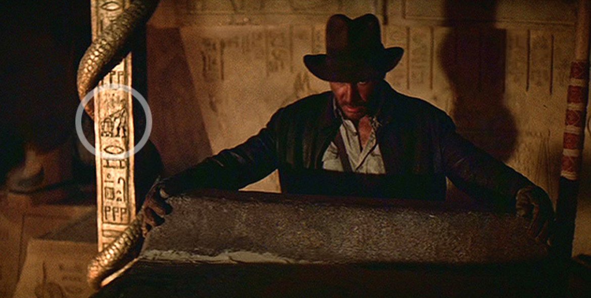 "Индиана Джоунс: Похитителите на изчезналия кивот" (1981) 

В йероглифите на колоната до Харисън Форд се крият две доста нетипични фигури за египетската митология - хуманоидът C3PO и дроидът R2D2 от "Междузвездни войни"...
