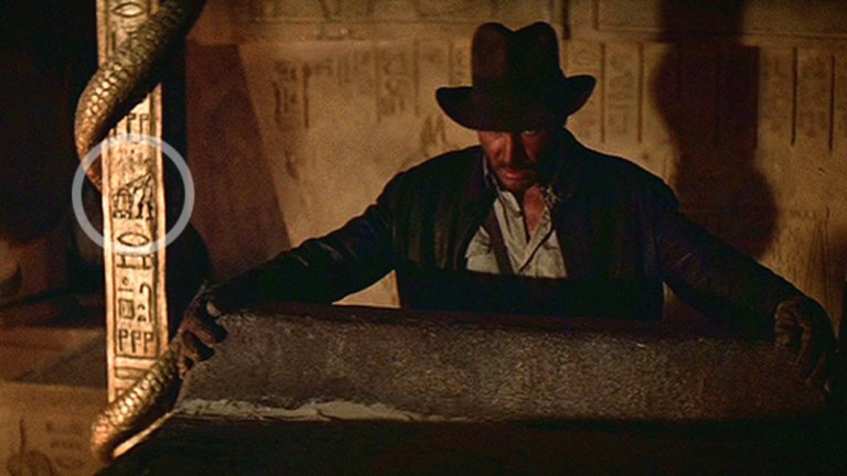 "Индиана Джоунс: Похитителите на изчезналия кивот" (1981) 

В йероглифите на колоната до Харисън Форд се крият две доста нетипични фигури за египетската митология - хуманоидът C3PO и дроидът R2D2 от "Междузвездни войни"...
