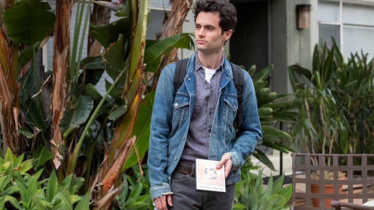 You
Първият сезон на сериала за социопата Джо Голдбърг дебютира през 2018 г. по телевизия Lifetime, но успява да привлече сравнително скромна публика и бързо е свален от ефир. За щастие на създателите, Netflix разпознава потенциала на историята и решава да ѝ даде втори живот.
You се появява в платформата през 2019 г. с нов сезон и постепенно започва да изгражда собствена фен база. Истинският пробив идва по време на пандемията, когато сериалът влиза сред най-стриймваните заглавия на Netflix. Петият и последен сезон излезе през 2025 г.