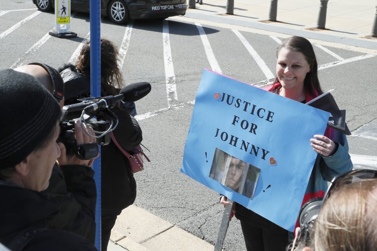Фенове на актьора го подкрепят пред съдебната зала във Вирджиния, скандирайки "Справедливост за Джони".