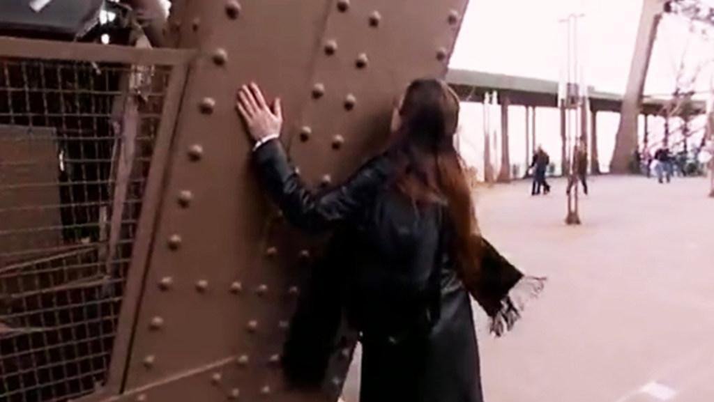 Married to the Eiffel Tower 
В центъра на този кратък филм на Агнйешка Петровска стоят странните увлечения на жени към неодушевени предмети и тяхната способност да комуникират на друго ниво с обекта на интересите си (според тях). Такъв човек е Найшо,