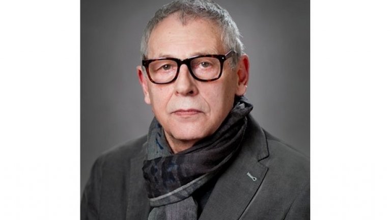 Рашко Младенов (69 г.) е известен режисьор и актьор, бивш директор на Сатиричния театър между 1997 и 2006 г., на Драматичния театър в Русе (през 2010 г.) и на Драматичния театър "Никола Вапцаров" в Благоевград между 2013 и 2015 г. Между 2006-2009 г. работи в Българския културен център в Москва. Сред по-известните филми с негово участие са "Момчето си отива" (1972), "Игра на любов " (1980) и „Маргарит и Маргарита" (1989). През последната година играе в постановката "Последен квартет" на театрална работилница "Сфумато" под режисурата на Десислава Шпатова.