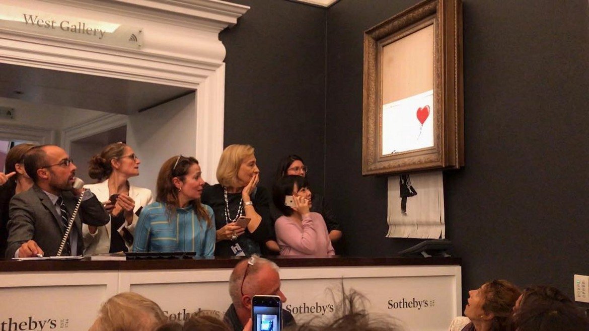  Банкси и картината, която се самоунищожи 

През октомври една от най-известните творби на Банкси - "Момичето с балона" - беше продадена за 1,4 млн. паунда при търг в галерия Сотбис в Лондон. Веднага след като чукчето за "Продадено!" удари, картината започна да се самоунищожава като се наряза през шредер, вграден в рамката.

"Going, going, gone..." написа Банкси в Instagram. Ден след случката артистът публикува и видео, което показва как точно е вградил шредера. Поривът да рушиш също е порив към съзидание, цитира Пикасо той. 

На нарязаната картина беше дадено ново име - "Любовта е в кошчето", а купувачът – жена колекционер от Европа – каза, че все пак ще купи картината.
