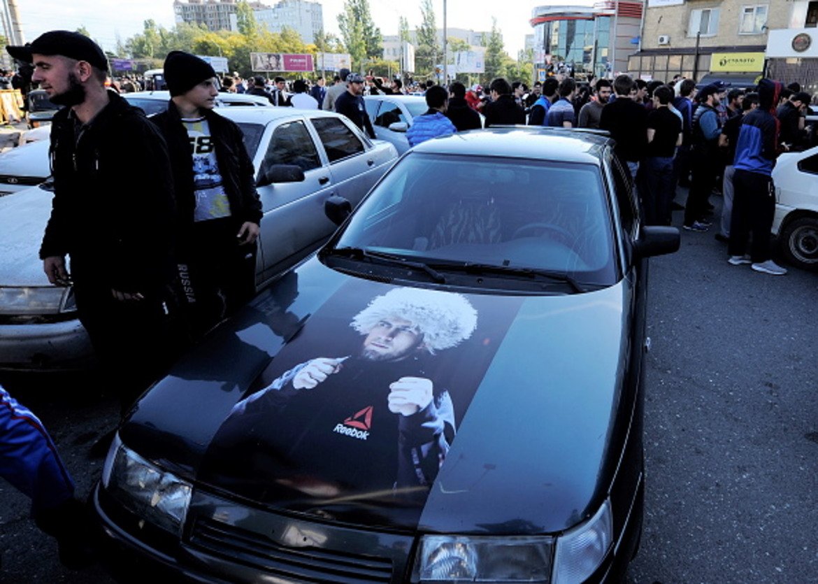 Хиляди посрещнаха Хабиб Нурмагомедов при прибирането му в Дагестан