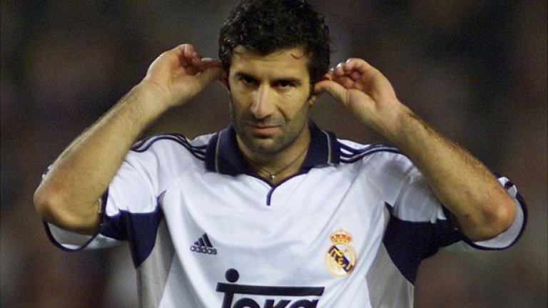 Демонстративното запушване на ушите отстрана на Фиго при първия му мач на „Камп Ноу“ с екипа на Реал (Мадрид).