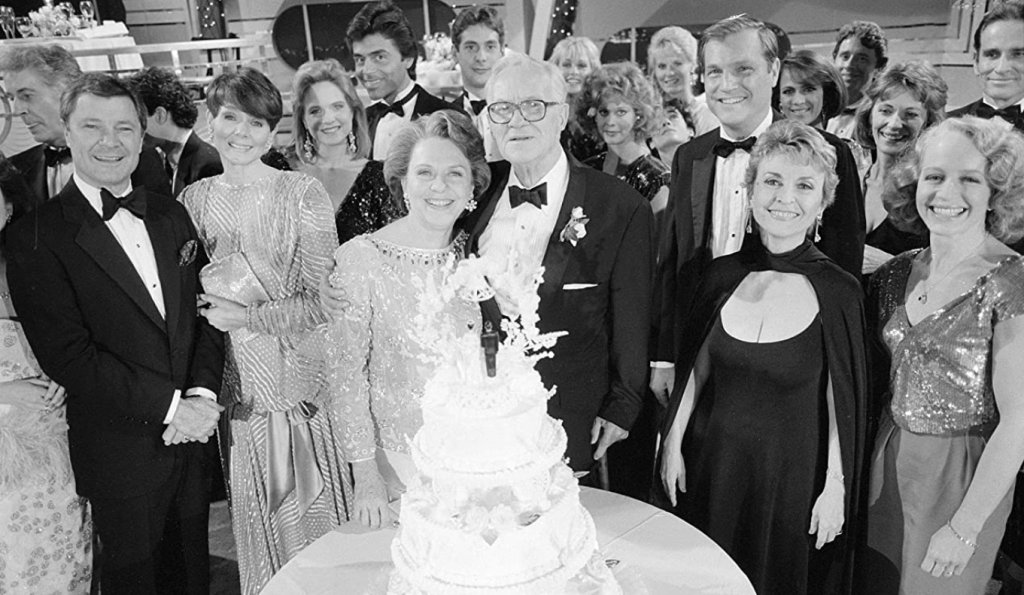 As the World Turns / "Докато свят светува"
На този сериал даже заглавието му подсказва, че е бил замислен да продължава вечно. Създаден е като спиноф на "Пътеводна светлина", но впоследствие развива своя собствена идентичност с идеята героите и сюжета да бъдат разгръщани бавно. И под бавно, явно сценаристите му са имали предвид 13 800 епизода и 54 години ефир.