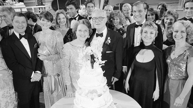 As the World Turns / "Докато свят светува"
На този сериал даже заглавието му подсказва, че е бил замислен да продължава вечно. Създаден е като спиноф на "Пътеводна светлина", но впоследствие развива своя собствена идентичност с идеята героите и сюжета да бъдат разгръщани бавно. И под бавно, явно сценаристите му са имали предвид 13 800 епизода и 54 години ефир.