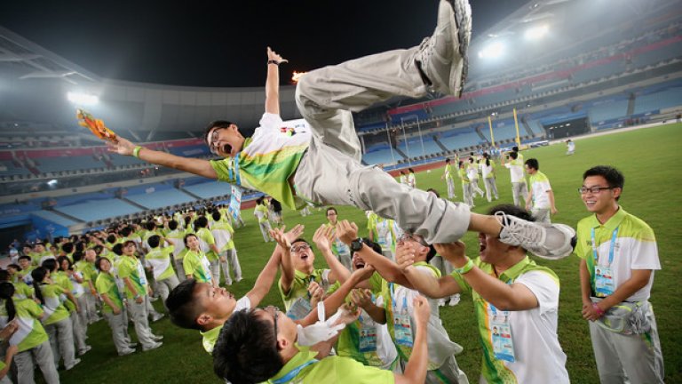 Закриването на игрите в Китай - доброволци си организират прощално парти на изпразнения вече стадион.