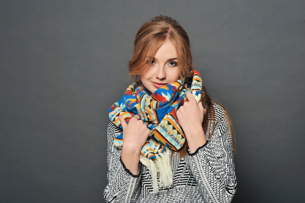 Заиграйте се с цветовете и аксесоаритеНе се притеснявайте да комбинирате наглед нелепи комбинации - каре с етно мотиви, райета с шарки, черно-бяло с цветно. Малко неща са по-модерни от смелостта и изобретателността, а в потискащ сезон като есента колкото повече цвят влагате, толкова повече ще изпъкнете сред тълпата.