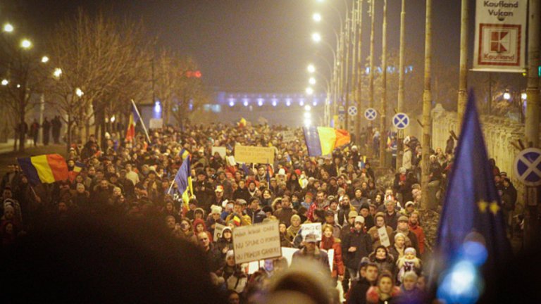 Шест поредни дни огромни тълпи се събират на площад „Виктория" в румънската столица Букурещ.

